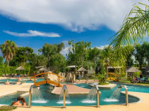 Ludzie bawiący się w strefie spa na kempingu Roan Arinella Bianca.