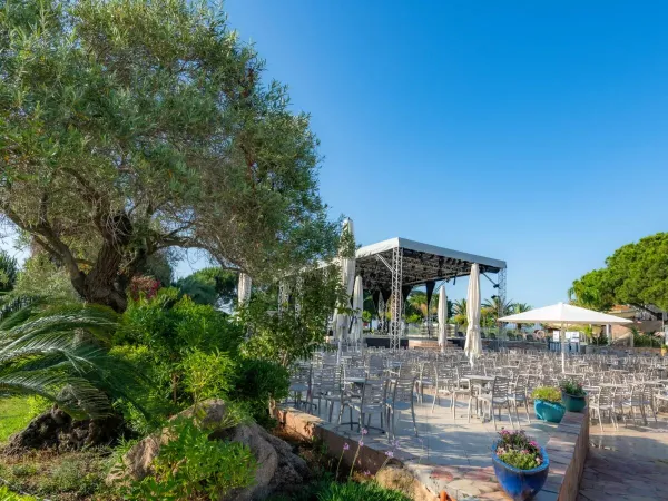 Klimatyczny taras na kempingu Roan Arinella Bianca.