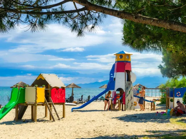 Plac zabaw na plaży na kempingu Roan Arinella Bianca.