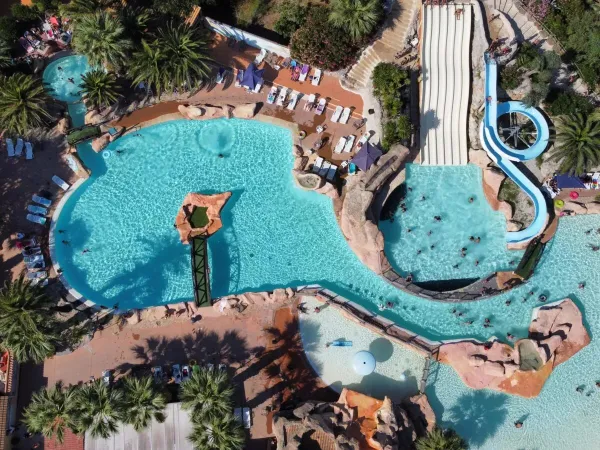 Widok z góry na basen na kempingu Roan Les Sables d'Or.