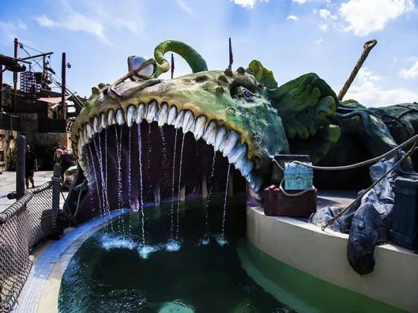 Leniwa rzeka na kempingu Roan Les Sables d'Or.