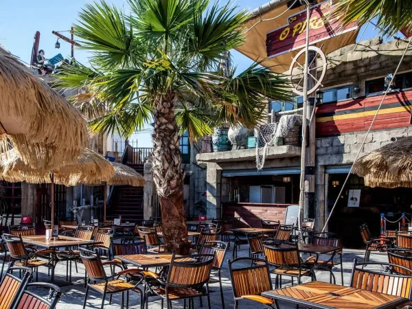 Klimatyczny taras na kempingu Roan Les Sables d'Or.