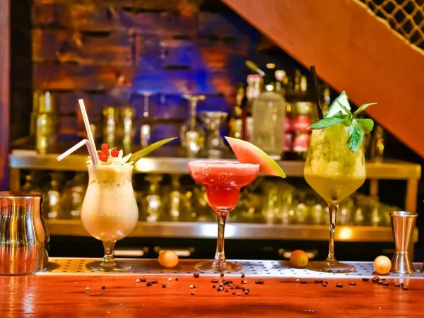 Smaczne koktajle na kempingu Roan Les Sables d'Or.