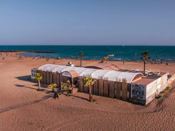 Widok na plażę i morze na kempingu Roan Les Sables d'Or.