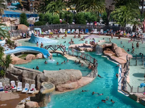 Goście mogą popływać w basenie na kempingu Roan Les Sables d'Or.