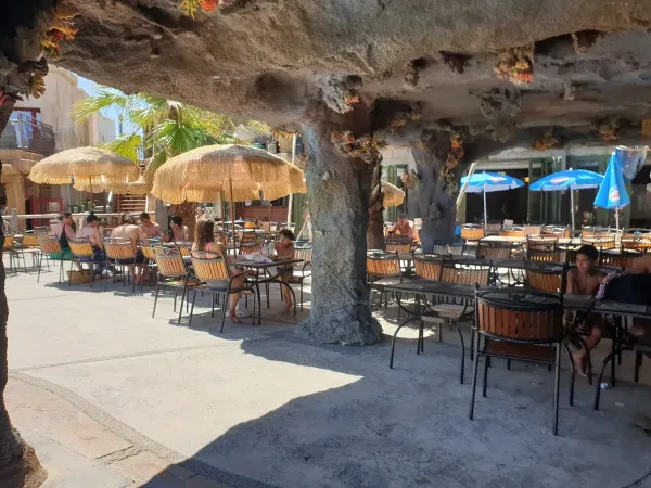 Przytulny taras na kempingu Roan Les Sables d'Or.