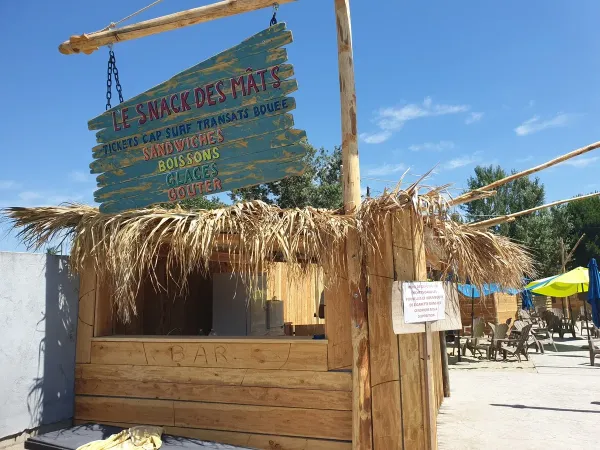 Bar z przekąskami na kempingu Roan Les Sables d'Or.