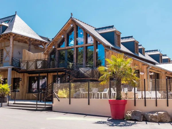 Restauracja ze słonecznym tarasem na kempingu Roan Domaine des Ormes.