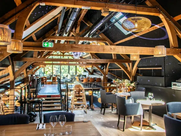 Górne piętro restauracji na kempingu Roan Domaine des Ormes.