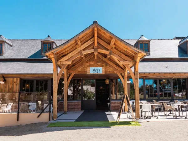 Wstęp do restauracji 1977 na kempingu Roan Domaine des Ormes.