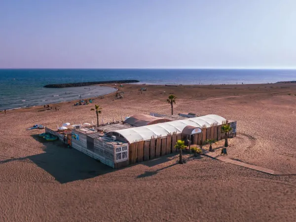 Plaża i bar na kempingu Roan Les Sables d'Or.