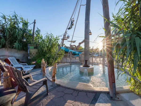 Basen dla dzieci z leżakami na kempingu Roan Les Sables d'Or.