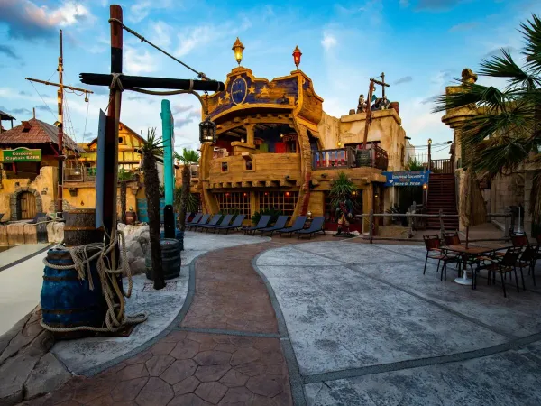 Piracki motyw przy basenie na kempingu Roan Les Sables d'Or.