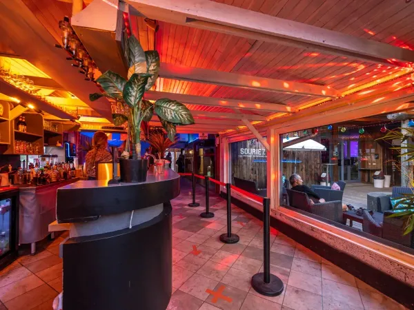 Bar na kempingu Roan Domaine des Bans.