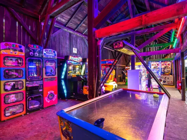 salon gier na kempingu Domaine des Bans.