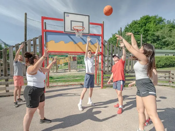 Strefa multisportowa na kempingu Domaine des Bans.