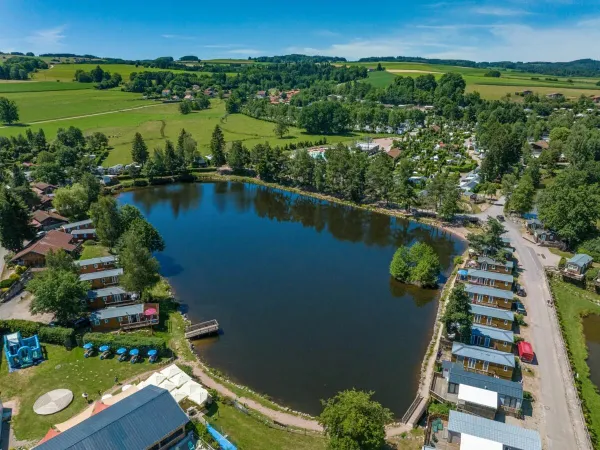 Jezioro na kempingu Roan Domaine des Bans.