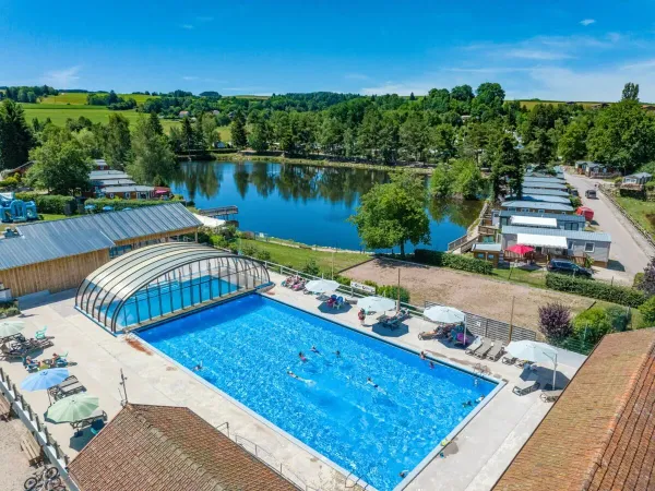 Półolimpijski basen na kempingu Roan Domaine des Bans.