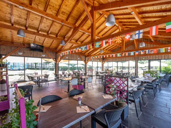 Restauracja na kempingu Domaine des Bans.