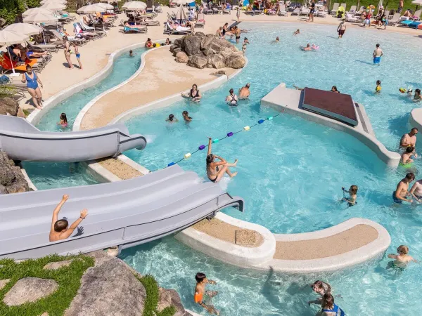 Zjeżdżalnia na kempingu Roan Domaine des Bans.