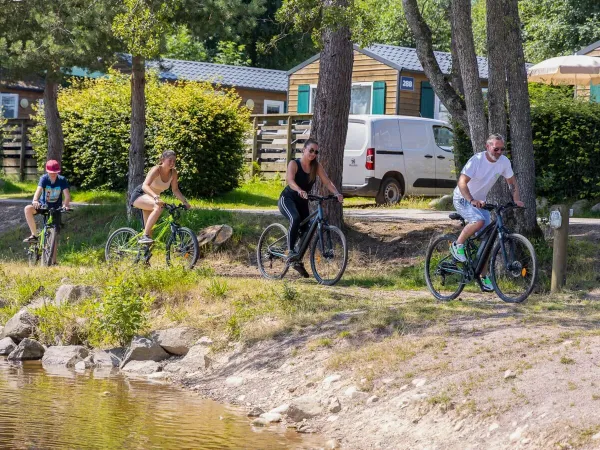 Jazda na rowerze na kempingu Roan Domaine des Bans.