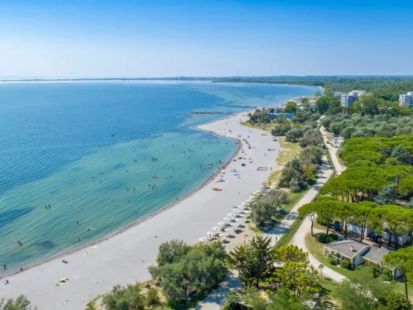 Widok z lotu ptaka na plażę na kempingu Roan Marina Julia Camping Village.
