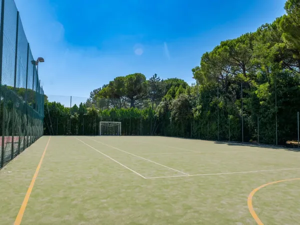 Boisko piłkarskie i sportowe na kempingu Roan Marina Julia Camping Village.