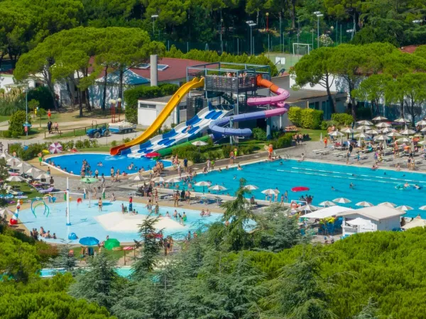 Fajny kompleks basenów na kempingu Roan Marina Julia Camping Village.