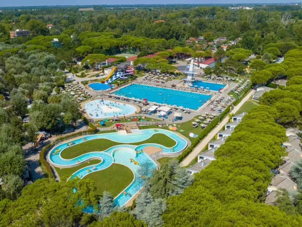 Przegląd basenów na kempingu Roan Marina Julia Camping Village.