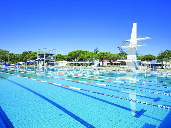 Basen konkursowy z deskami do nurkowania na kempingu Roan Marina Julia Camping Village.