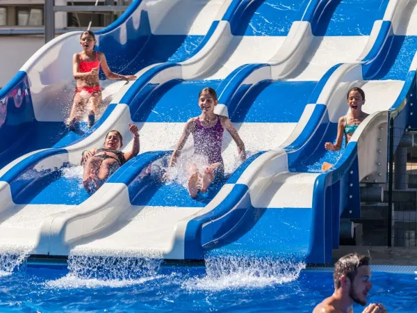 Zabawna rodzinna zjeżdżalnia na kempingu Roan Marina Julia Camping Village.