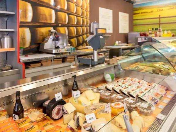 Pyszny ser do napojów na kempingu Roan Marina Julia Camping Village.