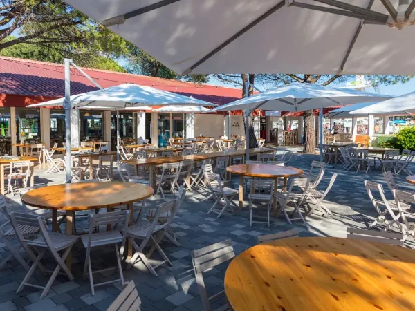 Przytulny taras na kempingu Roan Marina Julia Camping Village.