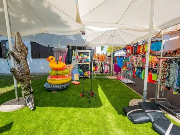 Kiosk z artykułami plażowymi i dmuchanymi zabawkami na kempingu Vigna sul Mar.