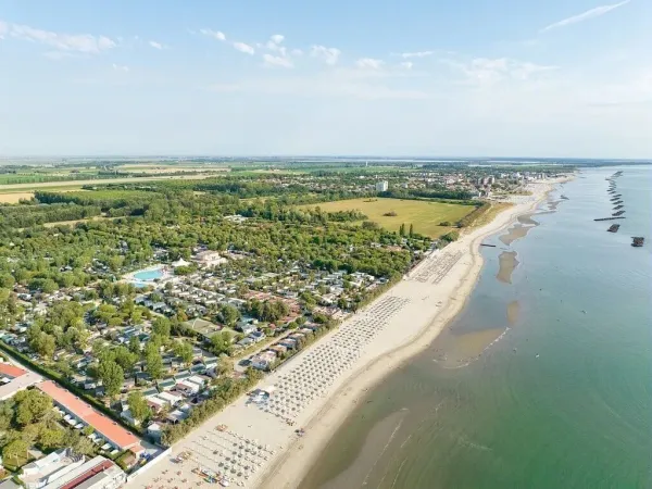 Widok z lotu ptaka na kemping, linię brzegową, plażę i morze.