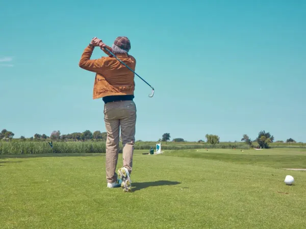 Golf na polu golfowym w pobliżu kempingu Roan Tenuta Primero.