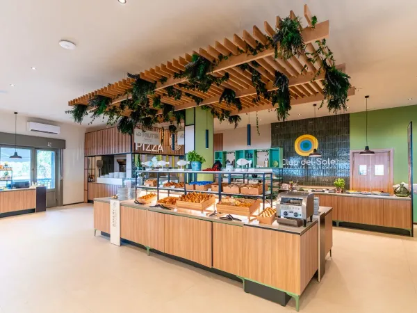 Przytulny mały bar na kempingu Roan Tanuta Primero.