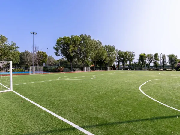 Boisko do piłki nożnej na kempingu Roan Tanuta Primero.