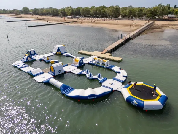 Skoki do wody w morzu na kempingu Roan Tenuta Primero.