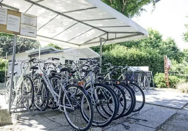 Wypożyczalnia rowerów na kempingu Vigna sul Mar.