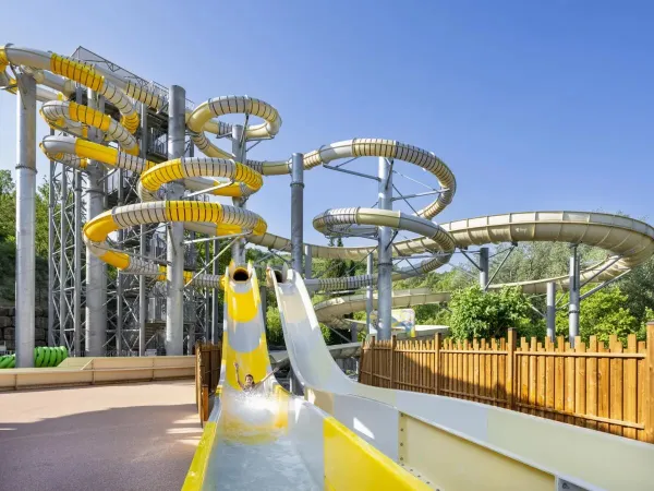 Spektakularne zjeżdżalnie na kempingu Roan Le Pommier.