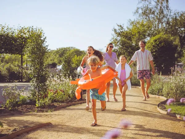 Rodzina w drodze na basen.