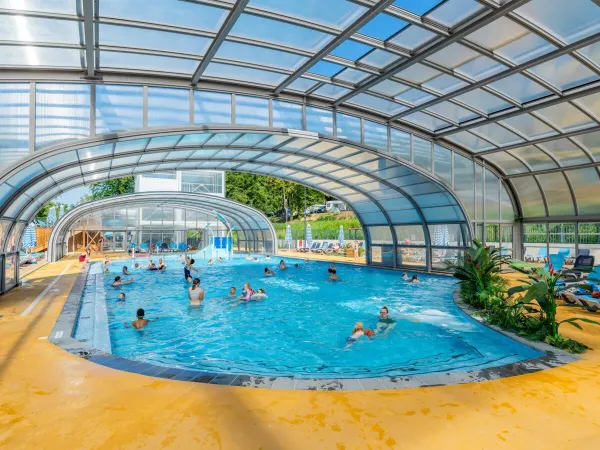 Basen, który można otworzyć przy dobrej pogodzie na kempingu Roan Le Lac des Vieilles Forges.