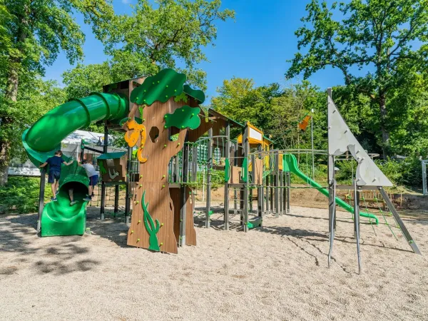 Plac zabaw ze zjeżdżalnią na kempingu Roan Le Lac des Vieilles Forges.