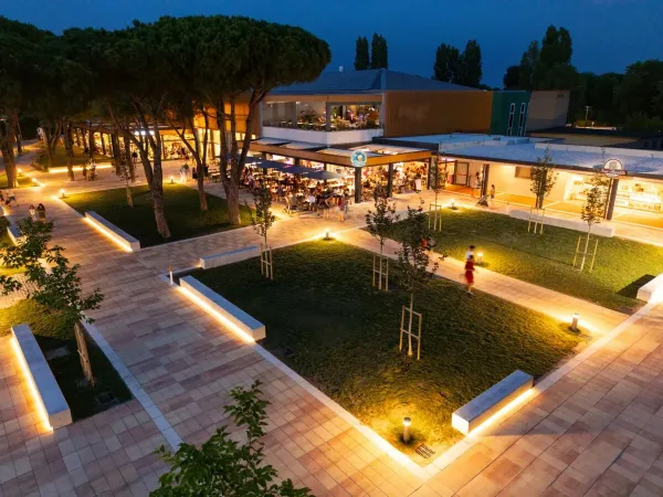 Atrakcyjny teren spacerowy z restauracją na kempingu Roan Pra'delle Torri.