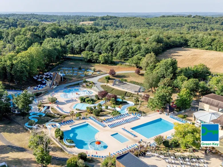 Nowa zjeżdżalnia i zjeżdżalnia wyścigowa na kempingu Roan Saint Avit Loisirs.