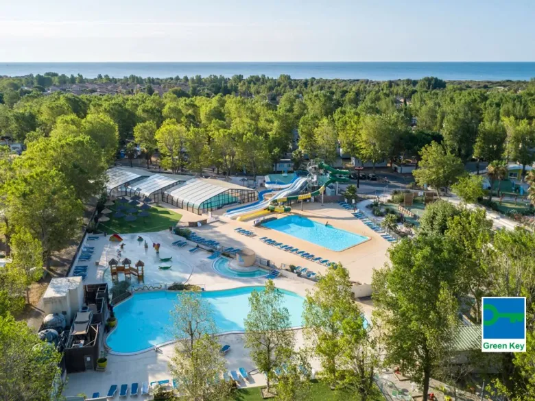 Przegląd basenów na kempingu Roan Domaine de La Yole.