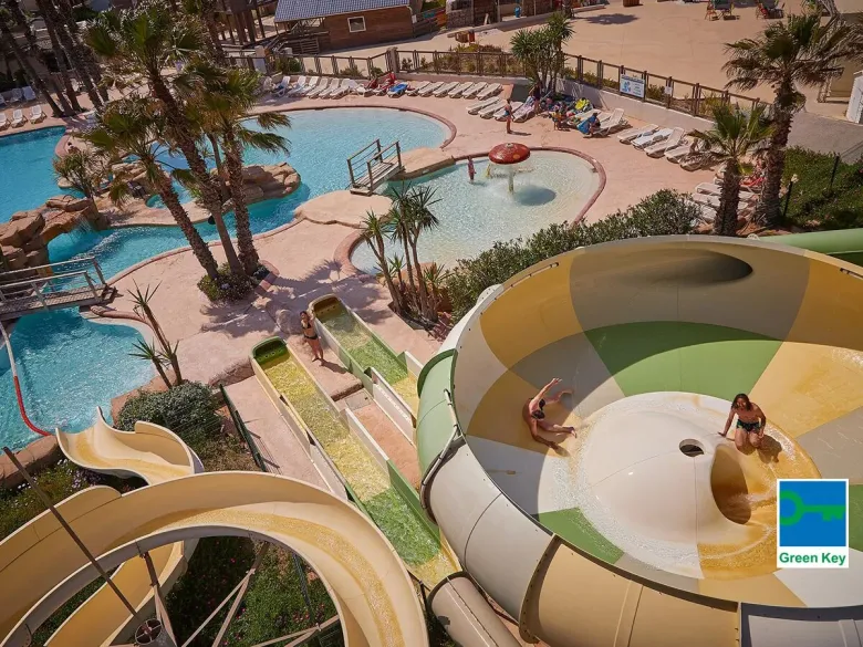 Kilka zabawnych zjeżdżalni ze zjeżdżalnią tornado na kempingu Roan Le Petit Mousse.