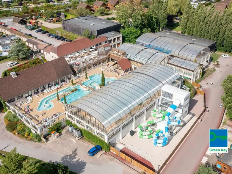 Przegląd krytego i odkrytego basenu na kempingu Roan La Croix du Vieux Pont.