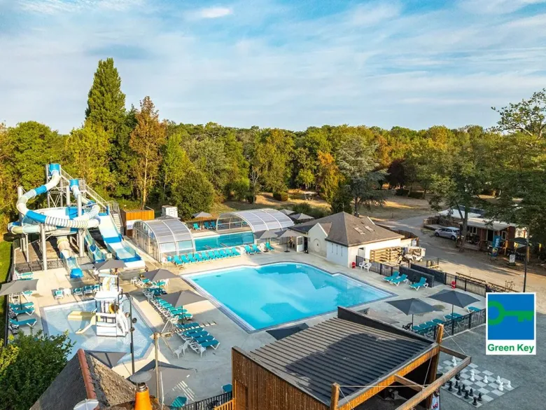 Przegląd parku wodnego na kempingu Domaine de la Brèche.